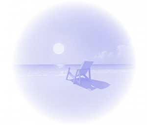 Paysage serein avec un transat au bord de la mer et le soleil représentant un avenir confortable préparé grâce au plan épargne retraite